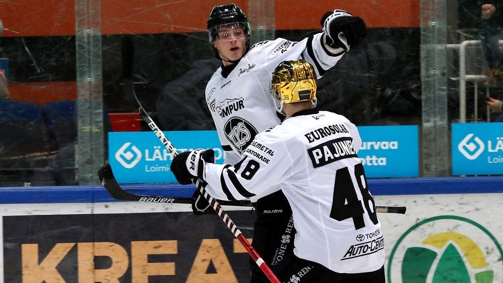 Markus Nurmi (taka-alalla) napautti TPS:n 4-3-voittomaalin perjantain HPK-ottelussa.