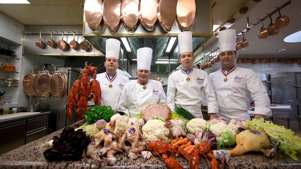 Keittömestarit (vasemmalta oikealle) Christophe Muller, Paul Bocuse, Gilles Reinhardth ja Olivier Couvin poseeraavat ravintolassa helmikuussa 2016.