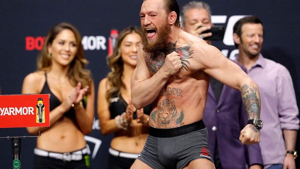 Conor McGregor otti ilon irti punnitustilaisuudessa.
