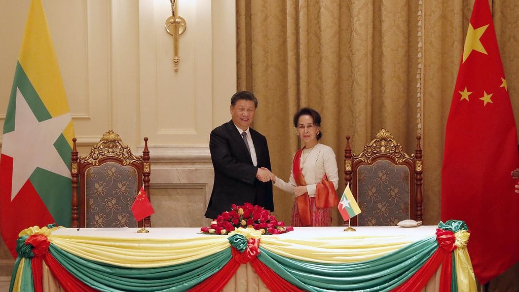Kiinan presidentti Xi Jinping ja Myanmarin valtionkansleri Aung San Suu Kyi Myanmarissa lauantaina 18.1.