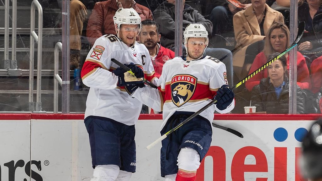 Aleksander Barkov juhli osumaansa Jevgeni Dadonovin kanssa.