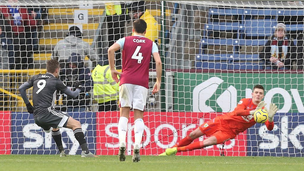 Burnleyn Nick Pope pysäytti Jamie Vardyn rangaistuspotkun sunnuntaina ottelussa Leicesteriä vastaan.
