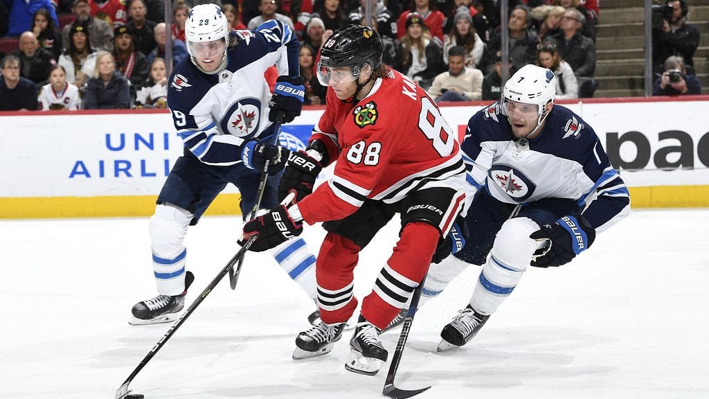 Winnipeg Jetsin Patrik Laine (vas.) maalasi, kun taas Chicago Blackhawksin Patrick Kane merkkautti syöttöpisteellä NHL-uransa 1000. runkosarjapinnan.