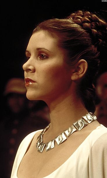 Lapponian Planetaariset laaksot -kaulakoru nousi kansainväliseen maineeseen vuonna 1977 Star Wars -elokuvan myötä. Kuvassa Carrie Fisher roolihahmossaan prinsessa Leiana kaulassaan Lapponia-koru.