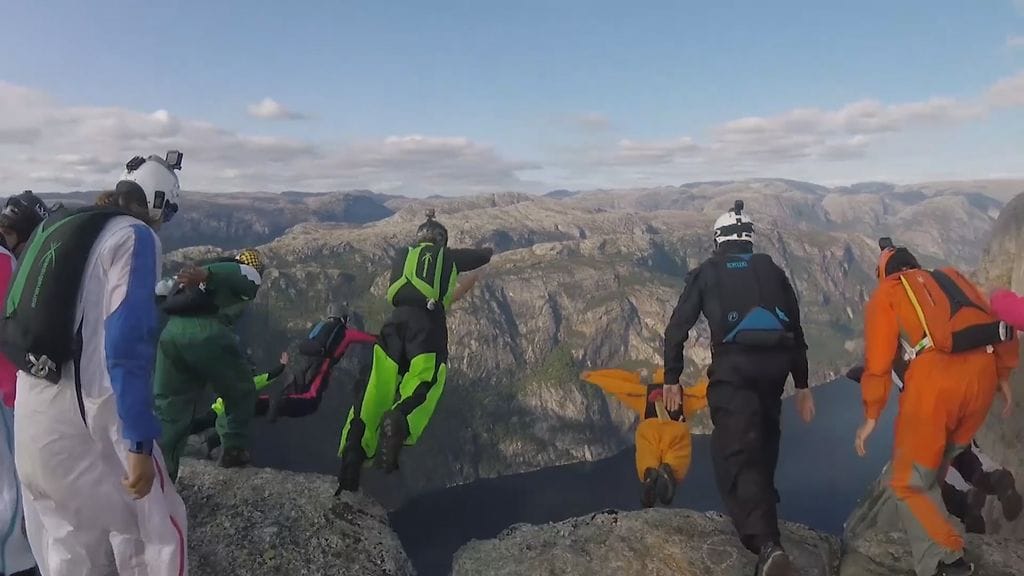 1203975 Voiko hyppääminen mennä tästä kauniimmaksi? Ryhmä Base-hyppääjiä toteutti todella haastavan esityksen