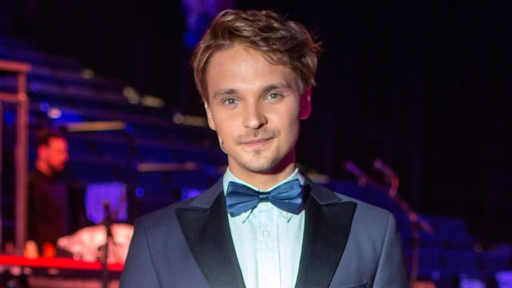 Roope Salmisen treenattu vartalo kiinnitti katsojien huomion Putous-lähetyksessä.