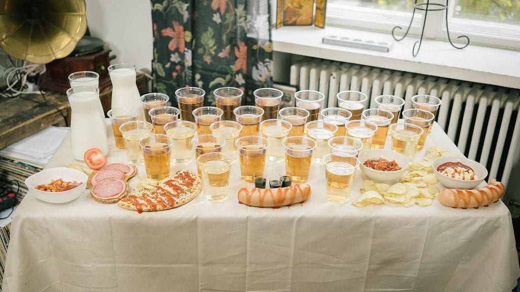 Olet_mita_syot_S2_EPS6_wallu_valpio_005_poyta