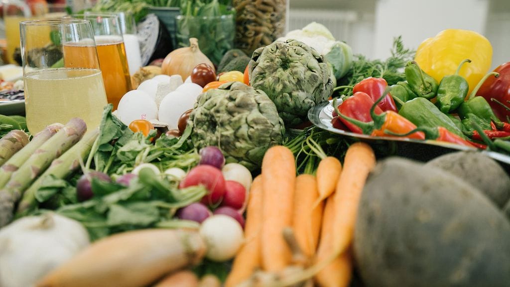 Olet_mita_syot_S2_EPS6_wallu_valpio_006_poyta