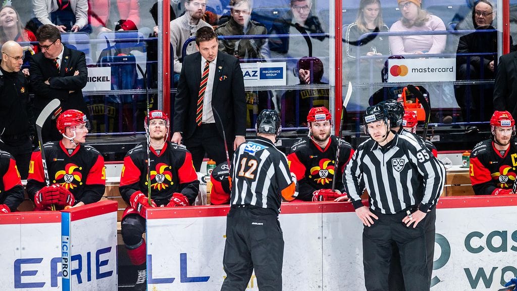 Lauri Marjamäki sai hämmästellä tuomareiden lisäksi myös omiensa otteita tiistaina KHL:ssä.