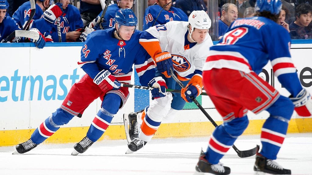 Kaapo Kakko (vas.) väännössä Matt Martinin kanssa.