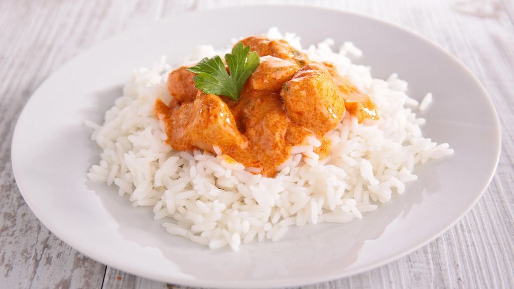 Kotitalousopettaja ja yrittäjä Arja Elina Laine suosittelee riisin korvaamista kotimaisilla viljoilla, kuten kauralla.