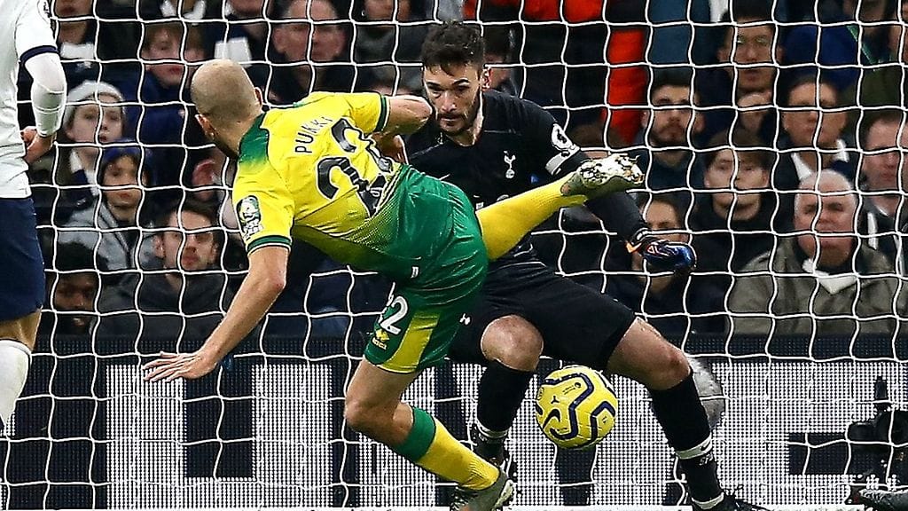 Norwichin suomalaishyökkääjä Teemu Pukki (numero 22) osui maalinteossa ottelussa Tottenhamia vastaan.