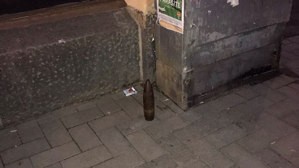 Helsingin Kallion kadulta löytyi vanha sodanaikainen kranaatti – kranaatin löytänyt kertoo tilanteesta