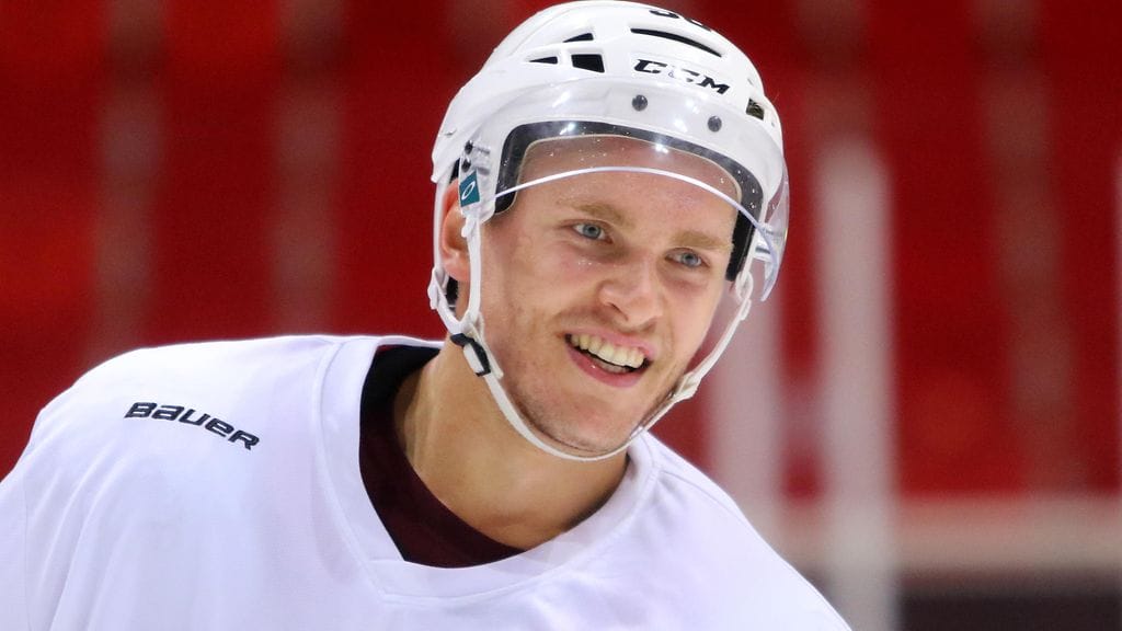 Mikko Rantanen on vaihtamassa valkoiset harjoitteluvarusteet armeijan harmaisiin.