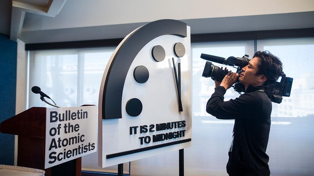 Tuomiopäivän kello (Doomsday Clock) symboloi tutkijoiden arvioita ydintuhon tai muun katastrofin läheisyydestä.