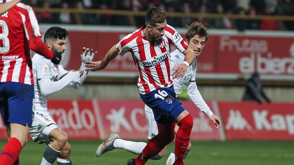 Atleticon Hector Herrera ja Cultural Leonasin Julian Luque taistelivat pallosta torstaina.