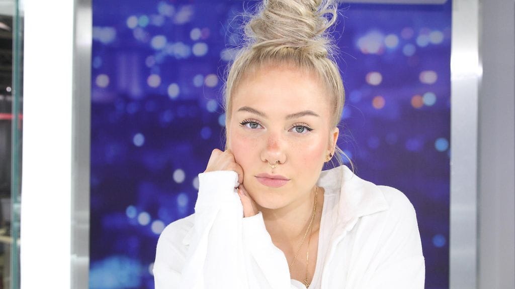 Evelina kiinnitettiin ensimmäisenä artistina Def Jam Finlandin listoille.