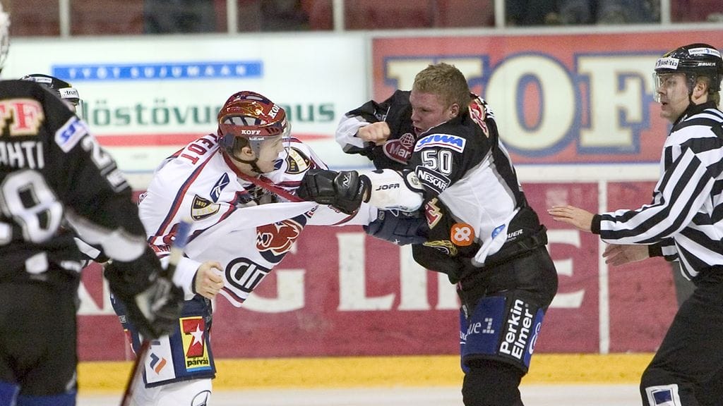 Patrik Lostedt käskettiin noutamaan Andreas Jämtin tanssiin Turussa vuonna 2005.