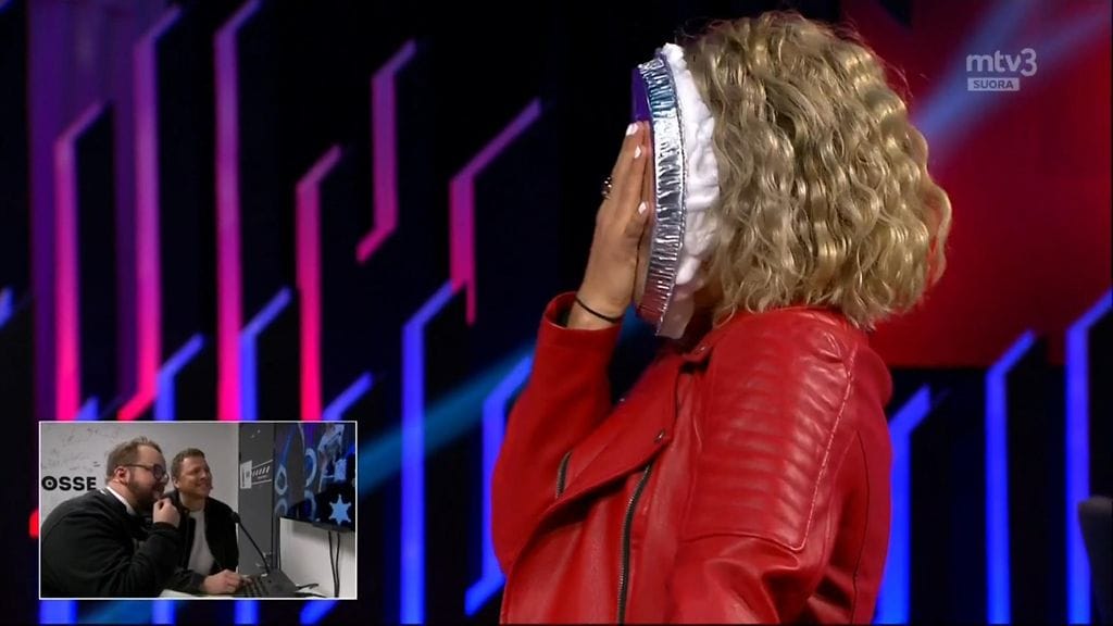 Posseen liittynyt Veronica Verho joutui Kalle Lambergin ja Jaakko Saariluoman pilan uhriksi.