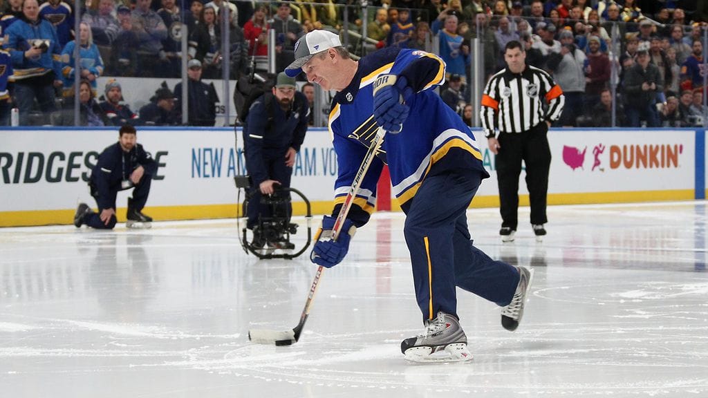 NHL-legenda Al MacInnis ulkoilutti vanhaa puumailaansa perjantai-iltana.