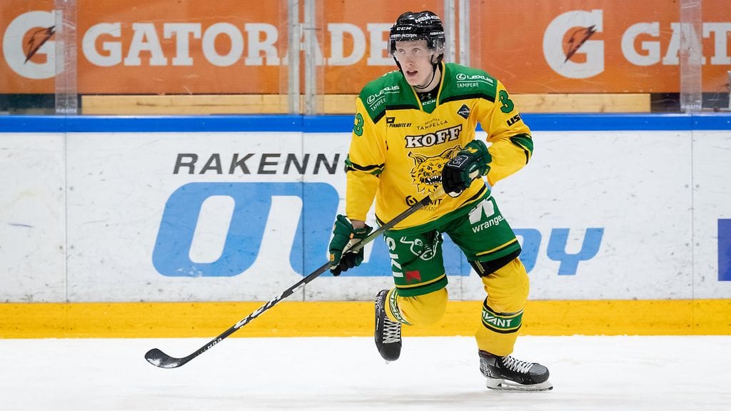 Lassi Thomson joutui jykevän taklauksen kohteeksi SaiPaa vastaan pelattavan ottelun avauserässä.