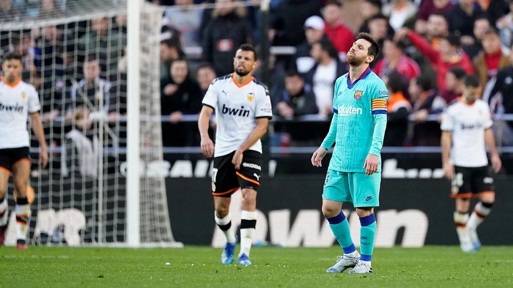 Lionel Messi turhautui ottelussa Valenciaa vastaan.