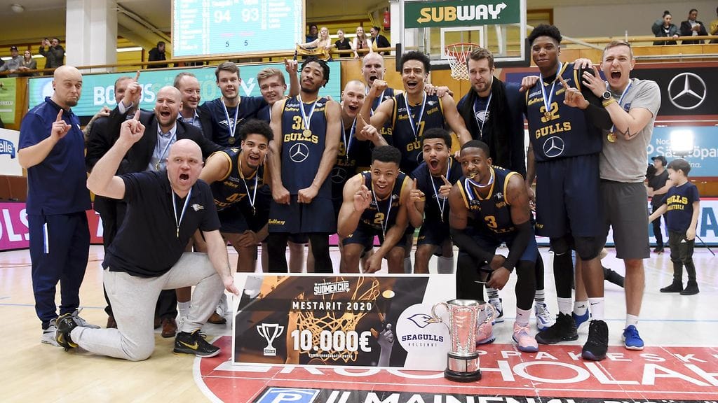 Helsinki Seagulls juhlii ensimmäistä koripallon Suomen cupin voittoaan.