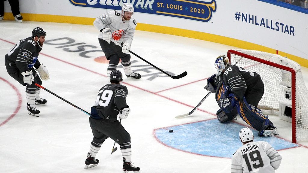 Leon Draisaitl haki syötöllään Matthew Tkachukia NHL:n tähdistöottelussa.