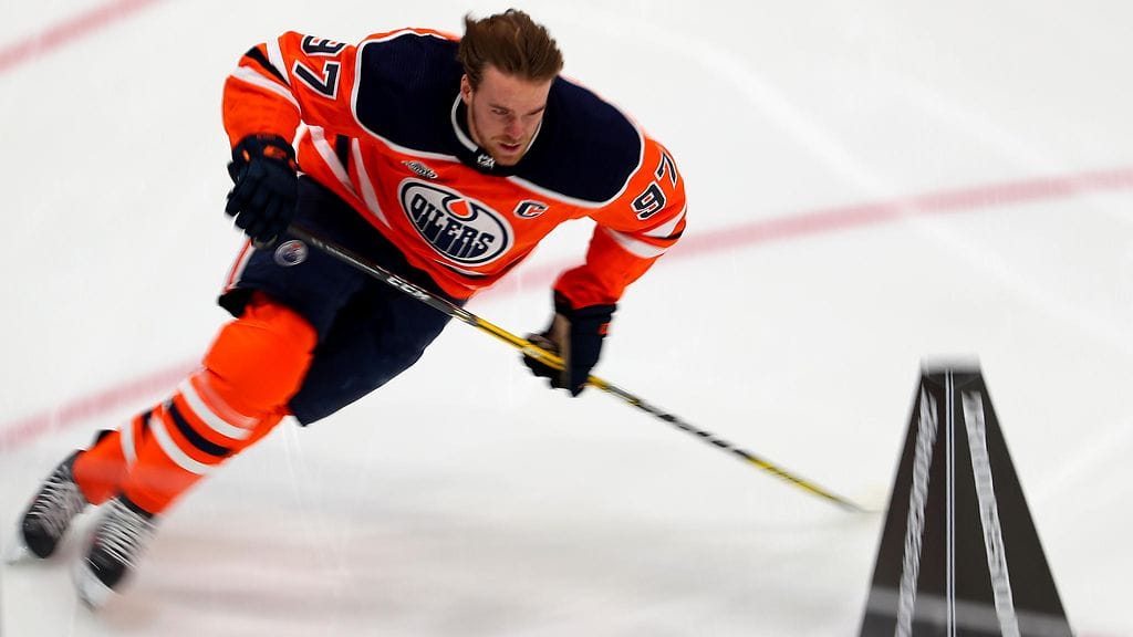 Connor McDavid viiletti tähdistöottelun taitokisassa perjantaina, mutta joutui luovuttamaan nopeimman luistelijan tittelin Mathew Barzalille.