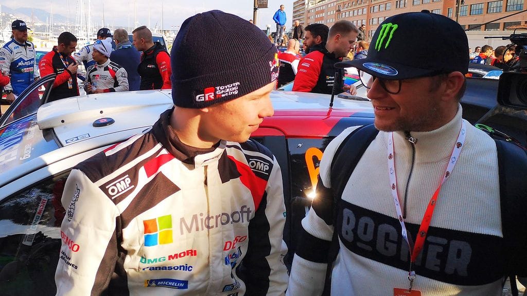 Kalle Rovanperä ja Petter Solberg juttusilla Monte Carlon rallin jälkeen.