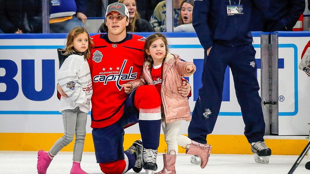 T.J. Oshien tyttäret Lyla ja Leni olivat paikalla perjantain taitokisassa.