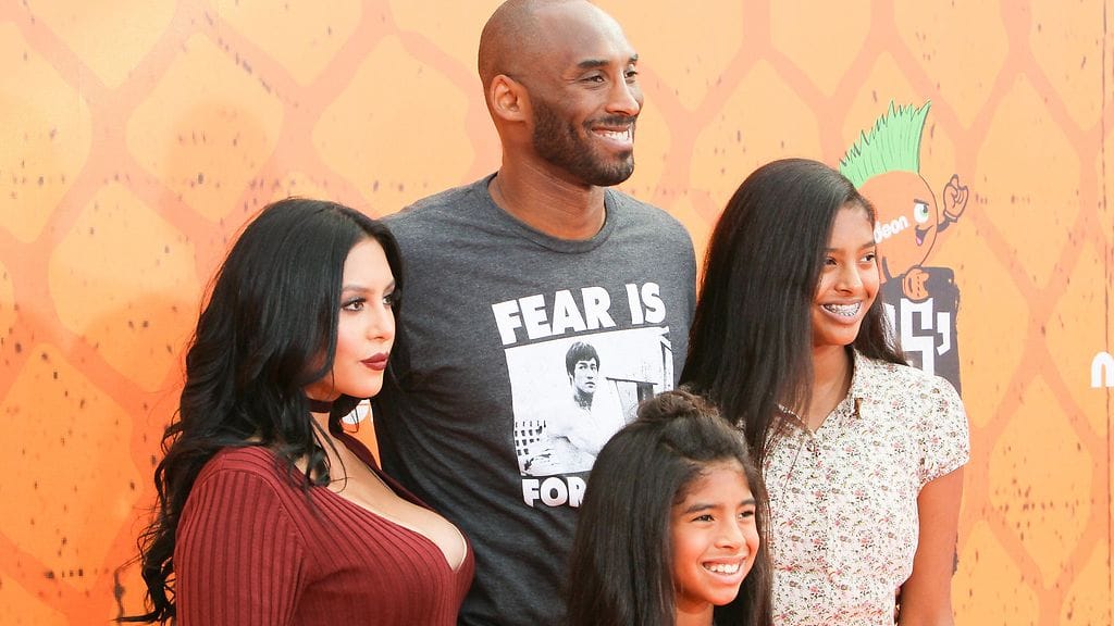 Vanessa ja Kobe Bryant tyttäriensä Giannan (keskellä) ja Natalian kanssa.