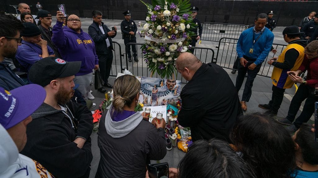 Ihmiset toivat sunnuntaina kynttilöitä ja kukkia Los Angelesin Lakersin kotiareenan Staple Centerin eteen Kobe Bryantin muistolle.