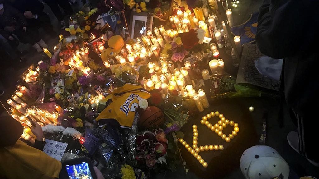 Los Angeles Lakersin kotiareenan edusta täyttyi sunnuntaina kukista, kynttilöistä, pelipaidoista ja erilaisista muistoesineistä.