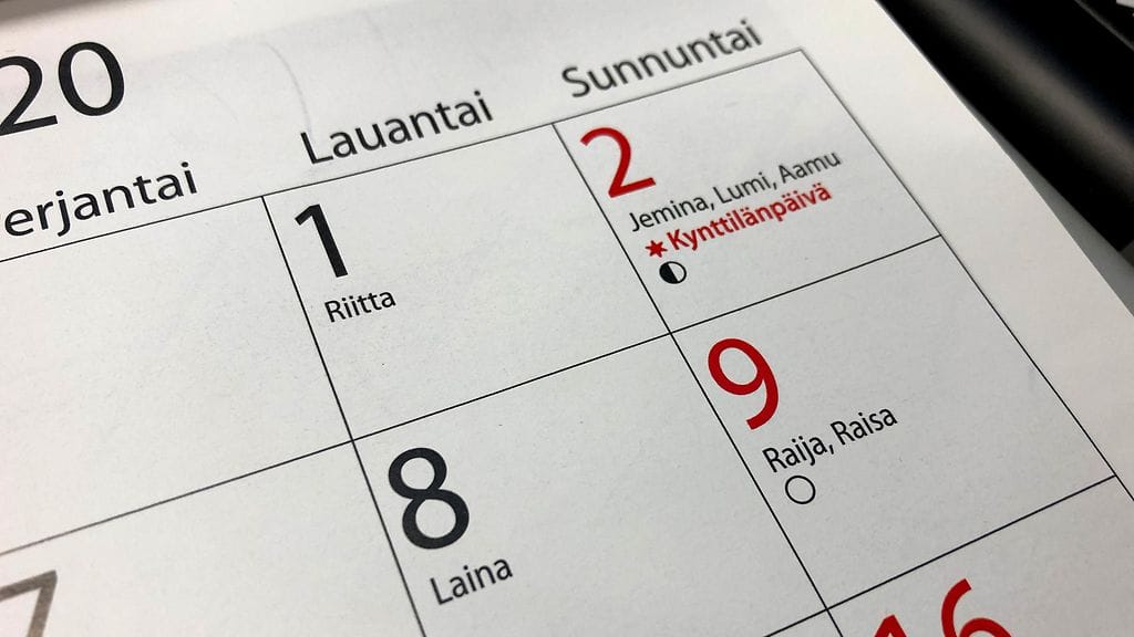 Osa pyhä-, juhla- ja aattopäivistä on aina arkipäivänä, ja osa voi osua niin arkeen kuin viikonloppuun.