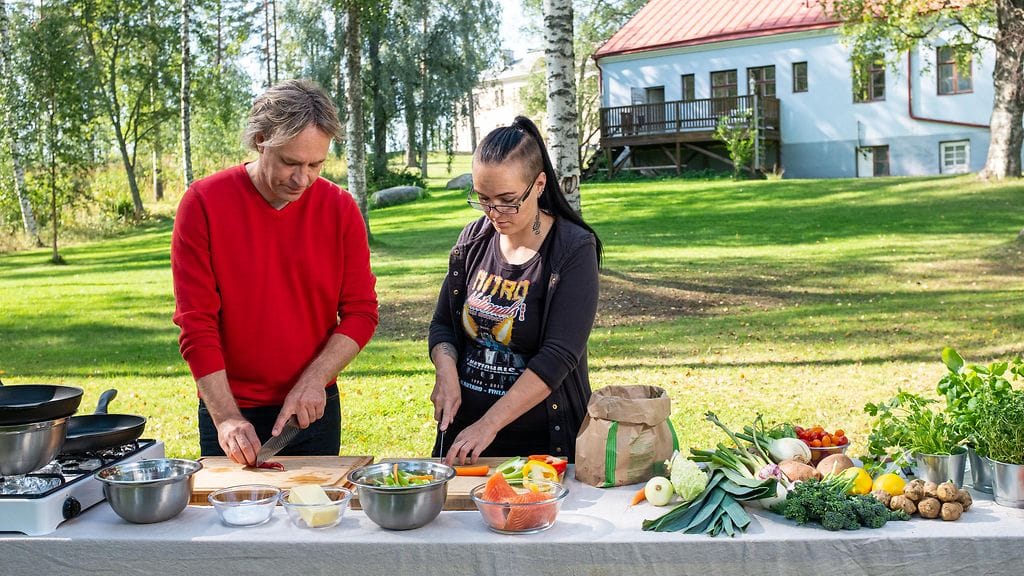 Kaappaus keittiössä -sarjan ensimmäsiessä jaksossa tavataa viiden lapsen yksinhuoltajan perhe.
