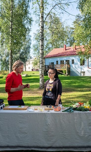 Kaappaus_keittiossa_S6_eps1_Huikon kartanolla