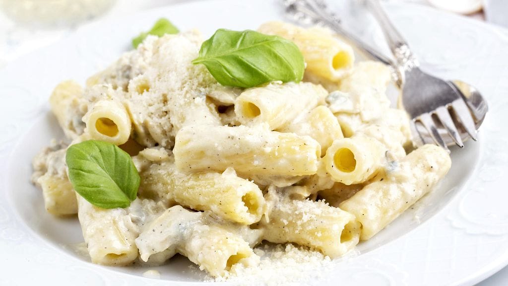 Riccardo Camanini suosittelee käyttämään cacio e pepe -pastaan rigatoni-pastalajiketta.