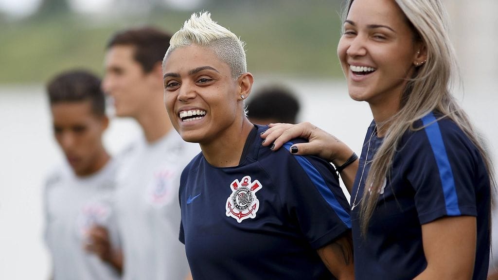 Marcelana aiemmin tunnettu jalkapalloilija (kuvassa keskellä) hymyili Corinthiansin harjoituksissa tammikuussa 2019. Sisäisesti hänen olonsa oli kuitenkin pitkään huono.