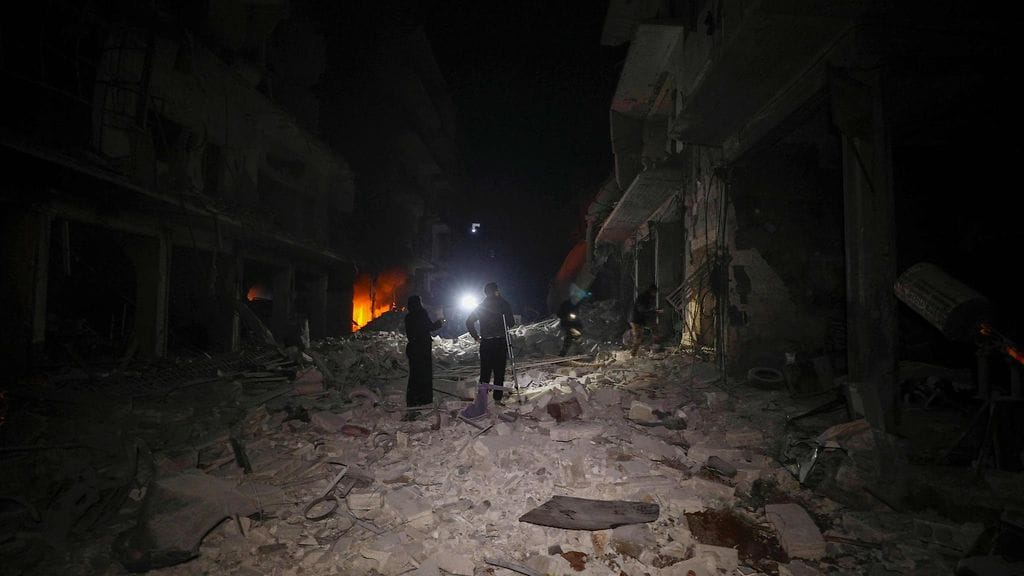 Ihmisiä kerääntyi ohjuksen iskupaikalle Arihan kaupungissa myöhään keskiviikkoiltana.