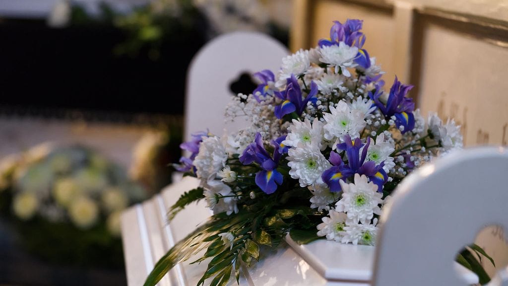 Emilyn 2-vuotias poika kuoli lastenhoitajan valvonnassa. Aiempi selitys oli, että poika oli kuollut, koska oli kaatunut portaissa.