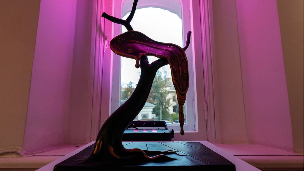 Yksi varastetuista taideteoksista, Profile of Time, esillä taidenäyttelyssä Moskovassa.