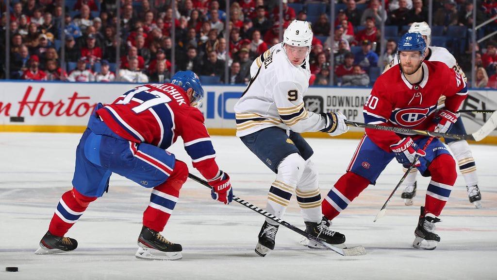 Joel Armia (oik.) ja Ilja Kovaltshuk kamppailevat kiekosta Buffaloa vastaan.