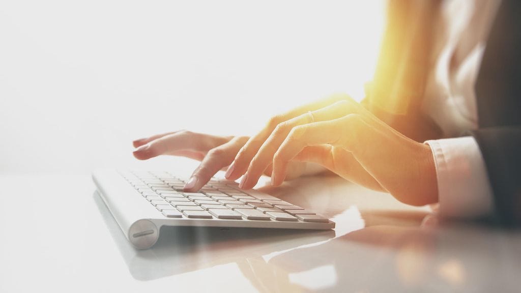 Kaksi sydneylaista kolmekymppistä naista oli alkanut keskustella kiivaasti koronaviruksesta eräässä sosiaalisen median keskusteluryhmässä tiistaina 28. tammikuuta.