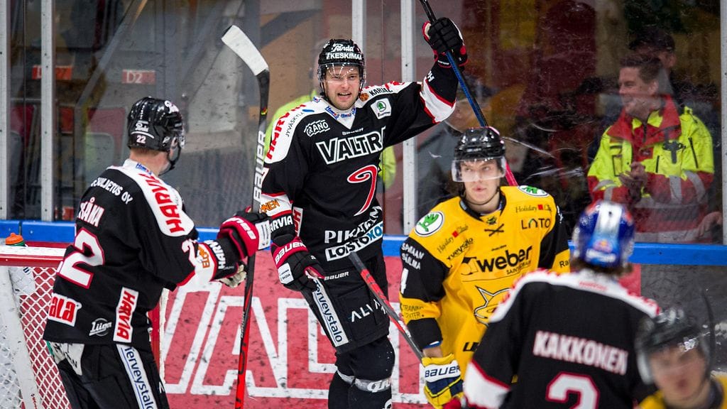 Mikko Kalteva laukoi kiekon kahdesti SaiPan verkkoon perjantaina.