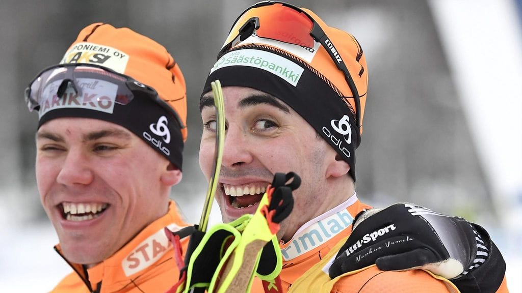 Ristomatti Hakola (oik.) ja Markus Vuorela juhlivat pariviestin Suomen mestaruutta.