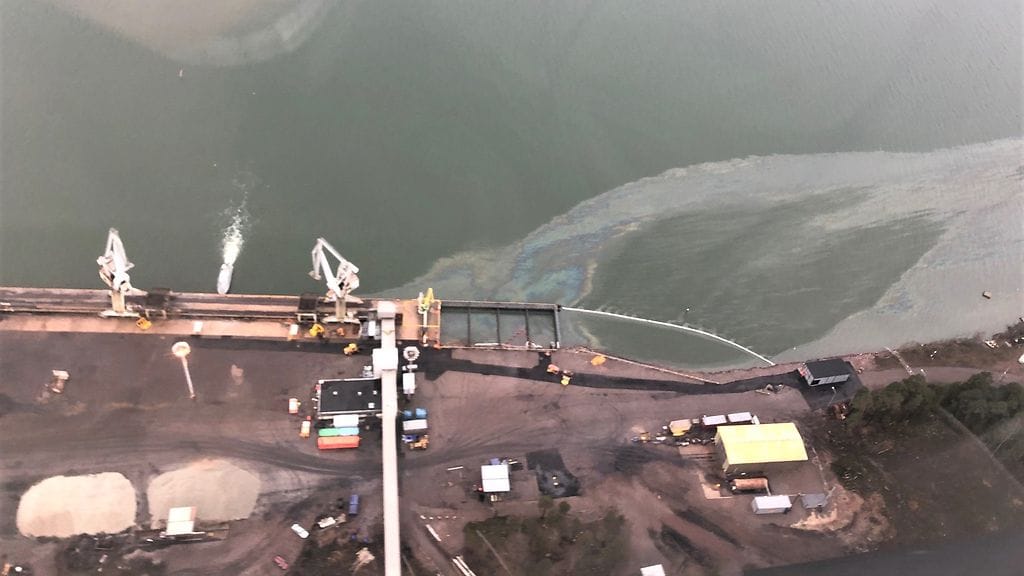 Pelastuslaitokselta kerrotaan, että levinnyt öljy on ominaisuuksiltaan kevytöljyn kaltaista. Aineesta on otettu näytteet, ja ne on lähetetty analysoitaviksi.