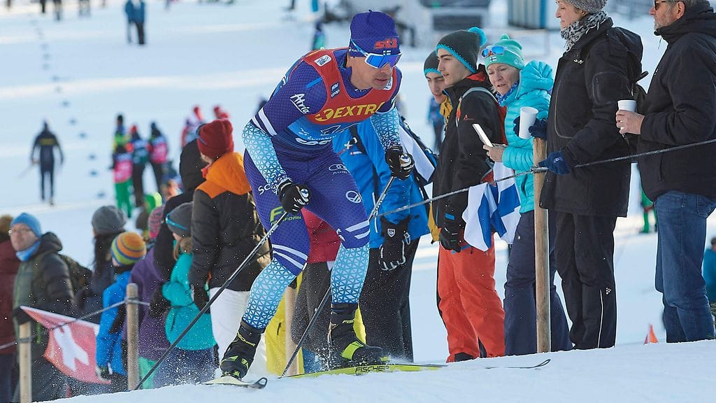 Perttu Hyvärinen juhli 15 kilometrin perinteisen hiihtotavan Suomen mestaruutta lauantaina Vöyrillä.