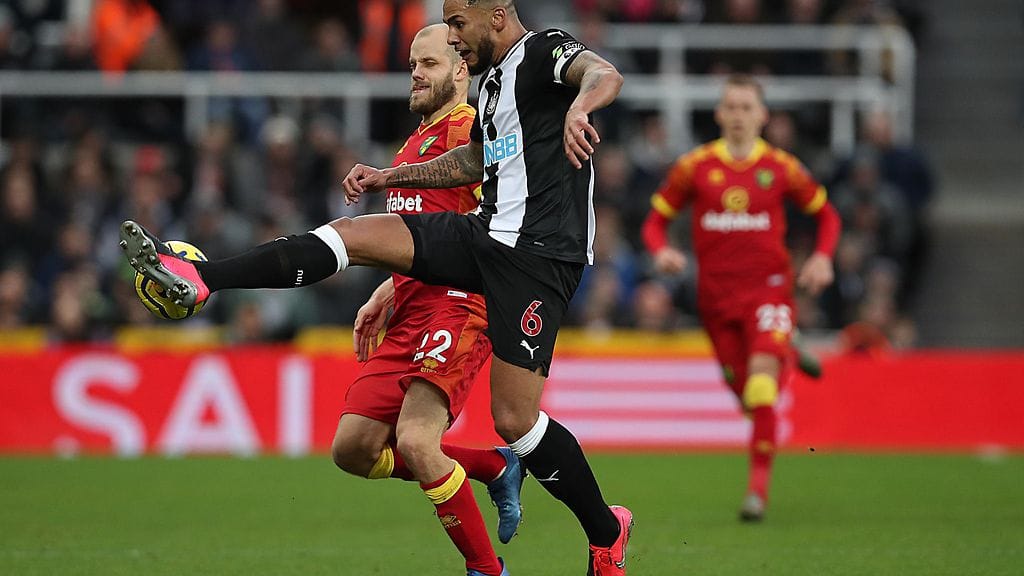 Teemu Pukki joutui Jamaal Lascellesin puristuksiin.