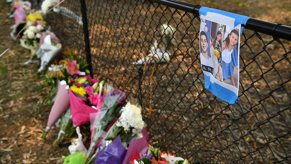 Ohikulkijat toivat turmapaikalle sunnuntain aikana muistoesineitä ja kukkia.